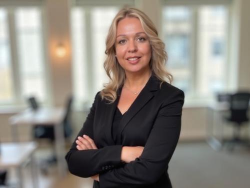Franziska Pröll – Mentorin für digitale Transformation, Reisen, Gesundheit und Bildung – vor einem farbintensiven Hintergrund. Sie unterstützt Unternehmer:innen und Selbstständige beim Aufbau eines si