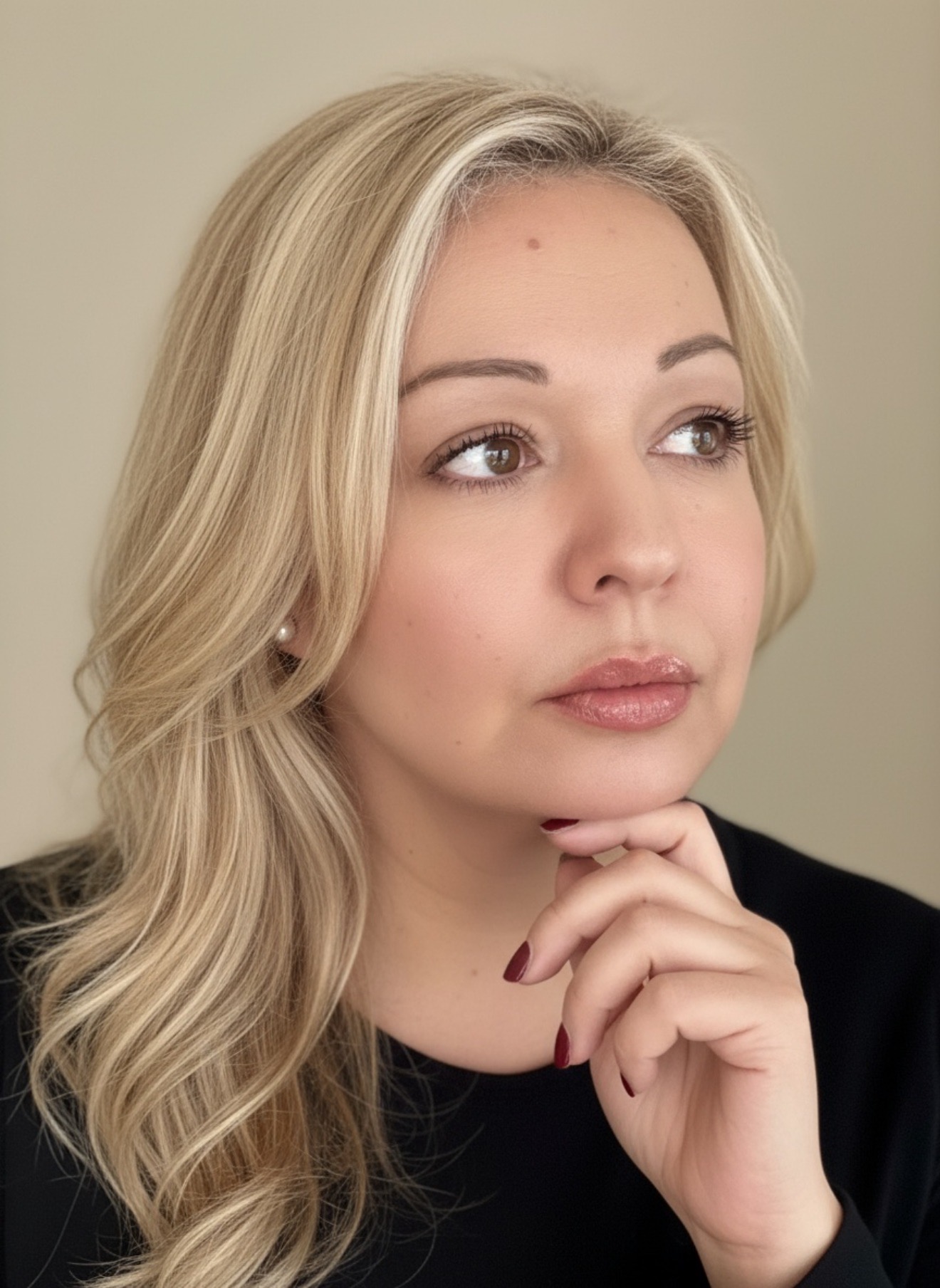 Franziska Pröll – Porträt in ruhigem Setting, Blick nach vorn